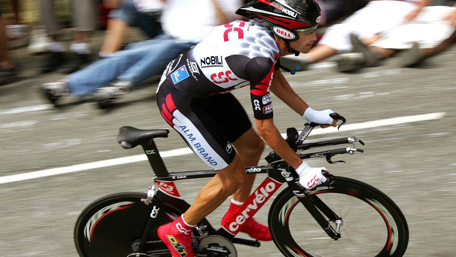 七届冠军的逆袭！汉密尔顿如何率领平民哈斯，在策略迷雾中掀翻阿斯顿·马丁？